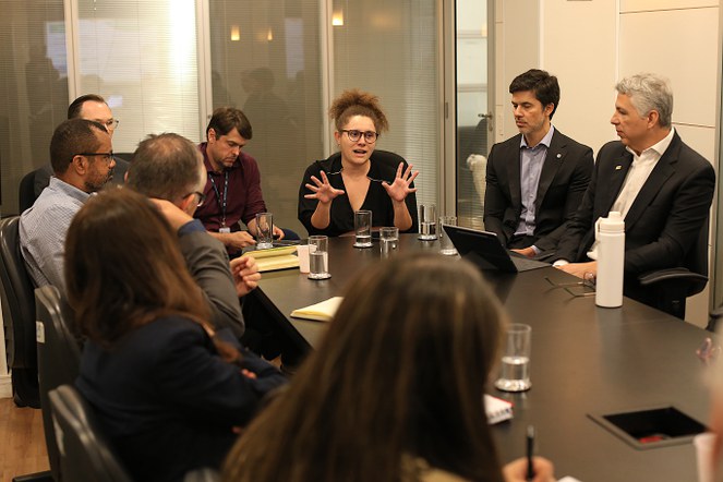 Mulher em reunião com servidores da Administração Pública