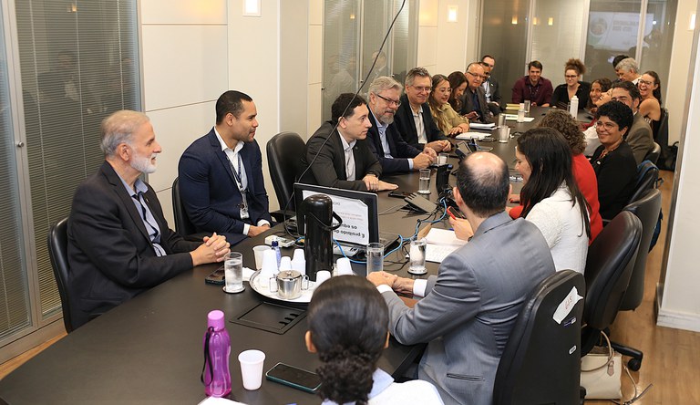 Pessoas sentadas debatendo a comunicação interna da Administração Pública