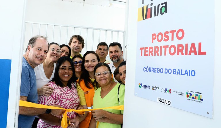 Na foto a placa do posto territorial sendo observado por autoridades e populares