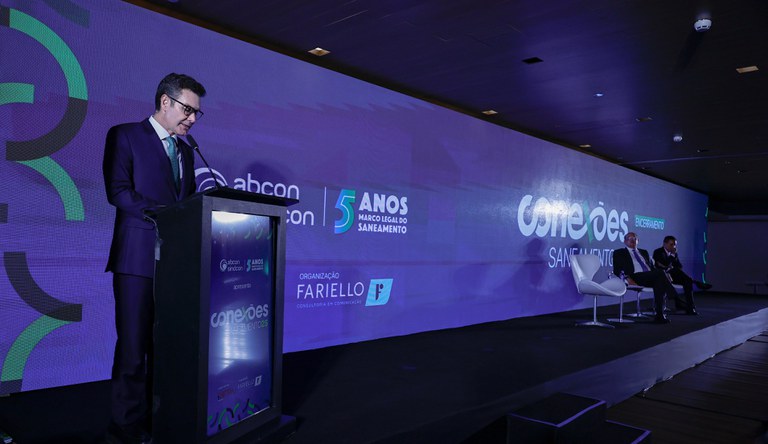 Homem discursando em evento do Marco Legal