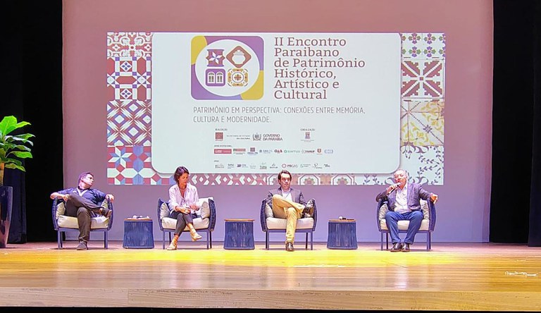 Na imagem participantes sentados de frente para a plateia durante o evento sobre infraestrutura