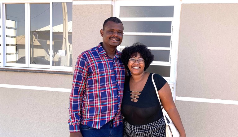 Na imagem casal em frente a casa própria