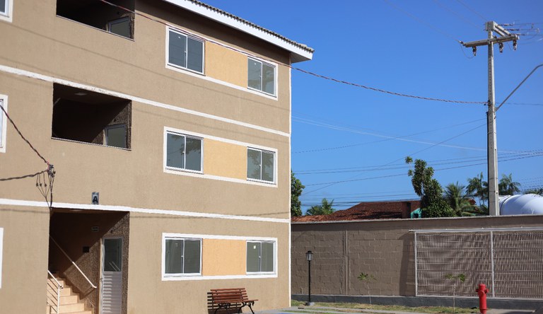 Na imagem fachada de prédio do programa Minha Casa, Minha Vida