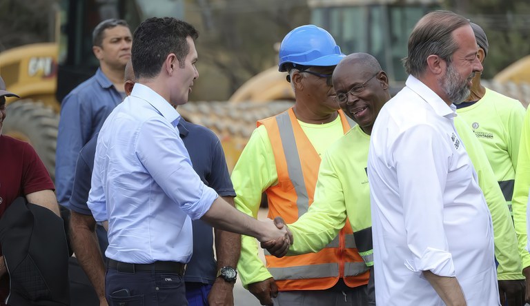 O ministro das cidades cumprimentando o público