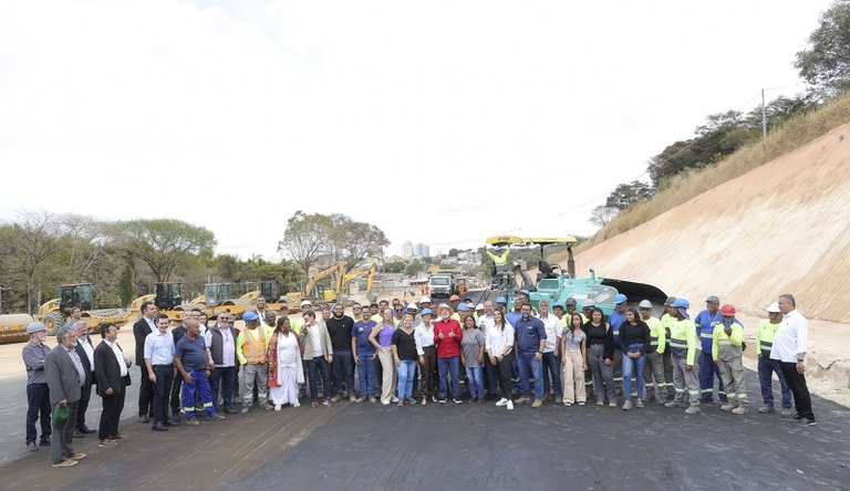 O presidente Lula junto ao ministro das cidades e toda a equipe