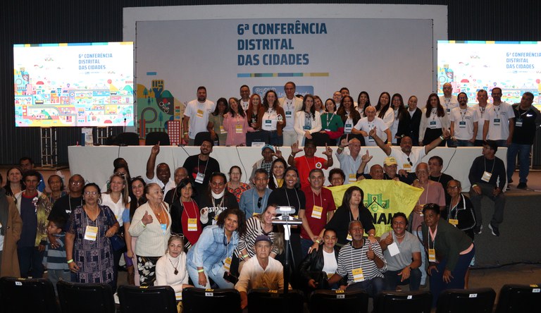 Na imagem pessoas posando para fot´ógrafo