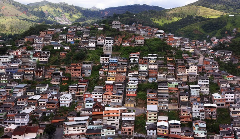 Na foto vista panorâmica de periferia em Nova Friburgo