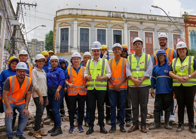 O ministro das Cidades junto aos operários da obra do BRT