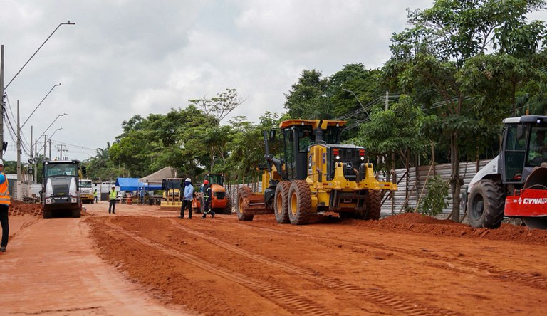 Na foto máquinas e operários durante a construção do BRT