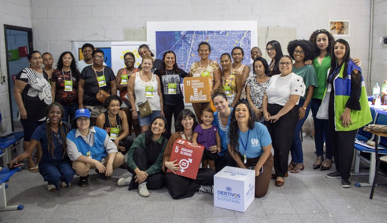 Na foto grupo de diversas pessoas posando para a foto