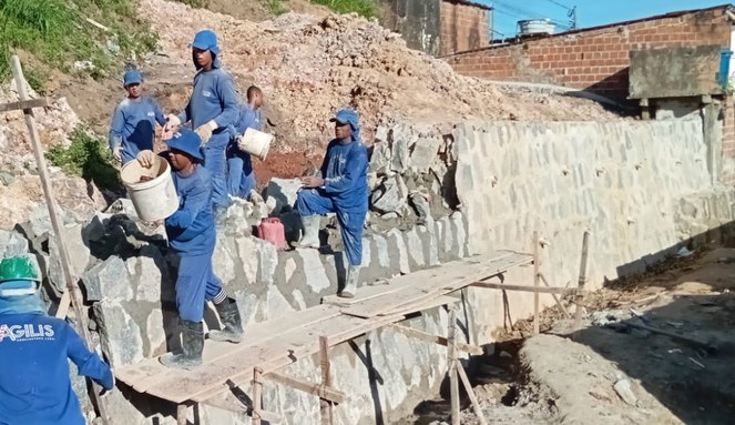 Homens trabalhando em obra de pavimentação