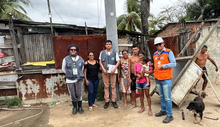 Na imagem técnicos e moradores de comunidade pernambucano