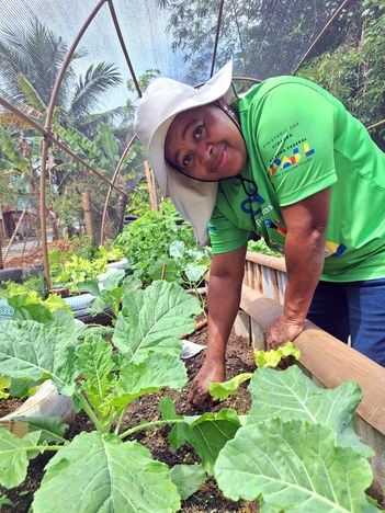 Na foto mulher trabalha em horta cultivada do protótipo