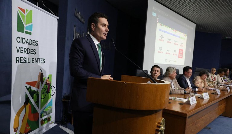 Homem falando ao microfone