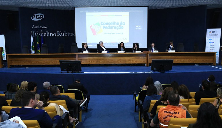 Pessoas em evento sobre governança climática brasileira.