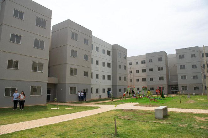 Crianças brincando no parque de conjunto residencial do Minha Casa, Minha Vida 