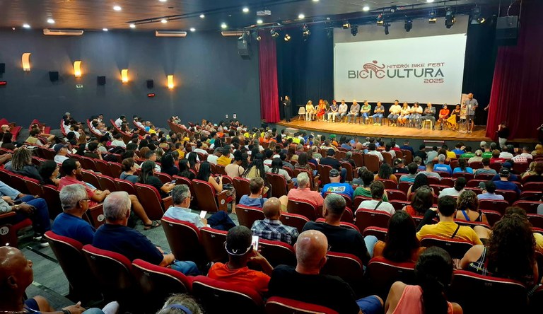 Pessoas reunidas num auditório