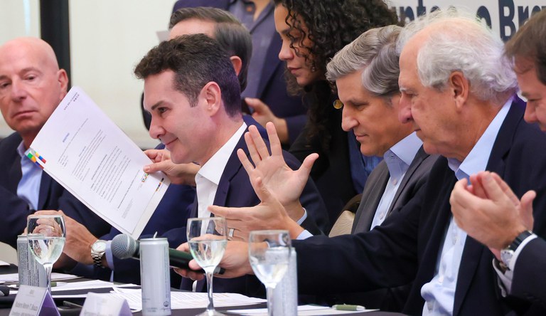 Homens sentados durante reunião