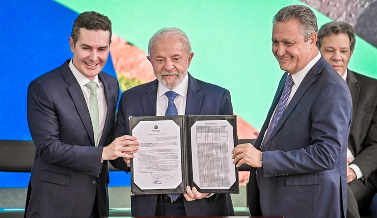 Na foto o presidente da república e os ministros exigem documento