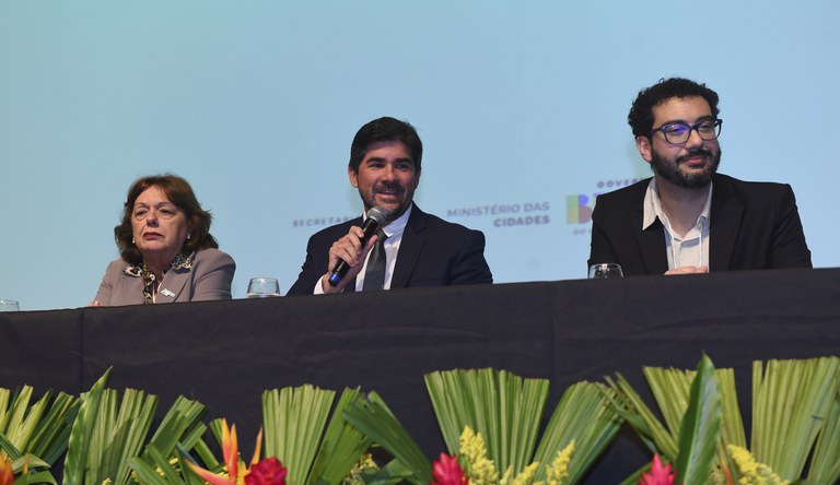 Na foto o secretário-executivo do Ministério das Cidades ao lado de outras autoridades