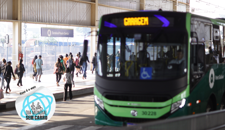 Na foto imagem panorâmica de ônibus e passageiros em um terminal