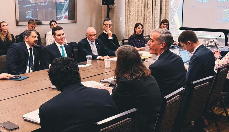 Na foto o ministro das cidades junto a outras autoridades à mesa de reuniões