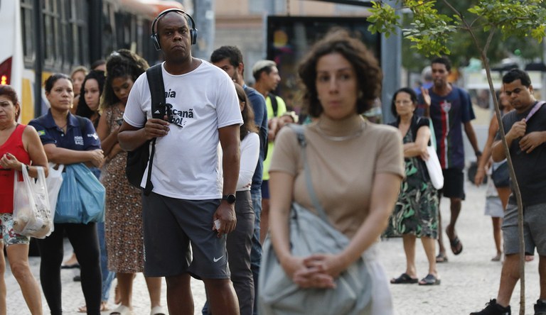 Na foto grupo de pessoas de diversas etnias