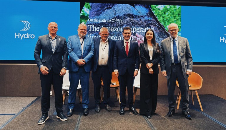 O ministro das Cidades junto à outras autoridades durante a reunião