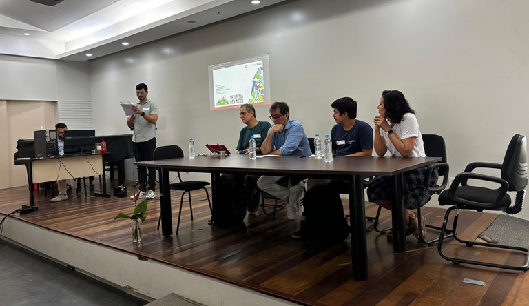 Vitor Araripe fazendo apresentação para o fórum