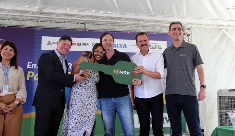 Na foto mais um casal junto a autoridades recebendo as chaves do imovel