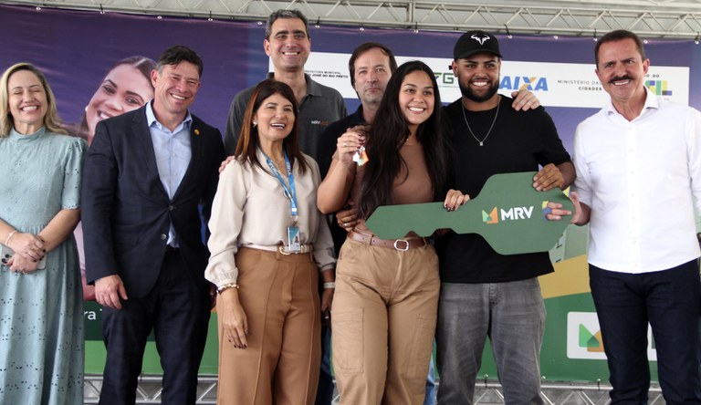 Na foto casal junto a autoridades recebendo as chaves do imovel