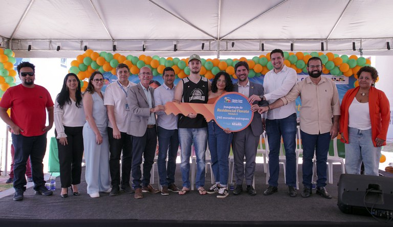 Na foto autoridades e contemplados exibindo a chave simbólica