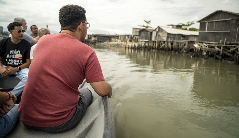 Secretário Guilherme Simões percorre a região de barco