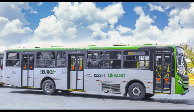 Na foto ônibus novos parados em um pátio