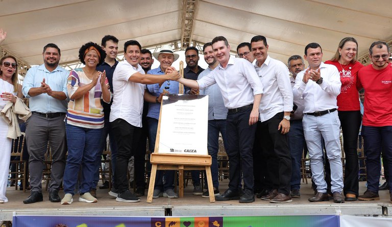 O ministro das Cidades junto à outras autoridades durante o evento