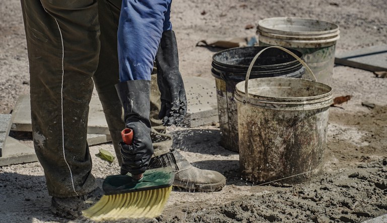 Homem trabalhando em obra
