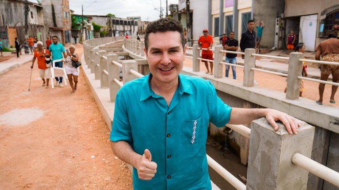 Ministro Jader Filho ao lado de estação de tratamento de água em Belém