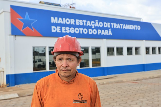 Homem com capacete de obra olhando para o fotográfo