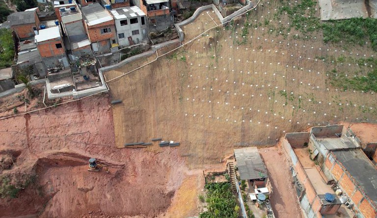 Na imagem obra de contenção de encostas