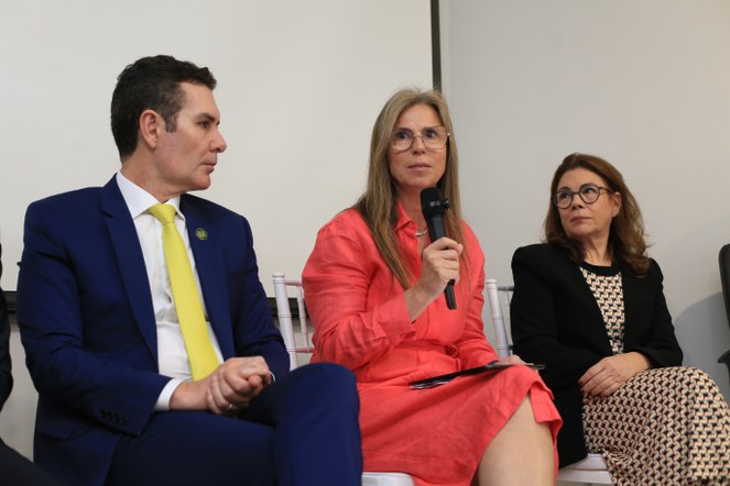 O ministro das cidades e dois outros palestrantes