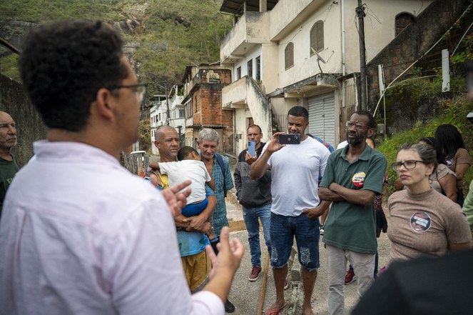 Secretario Guilherme Simões conversa com moradores e lideranças da MAré