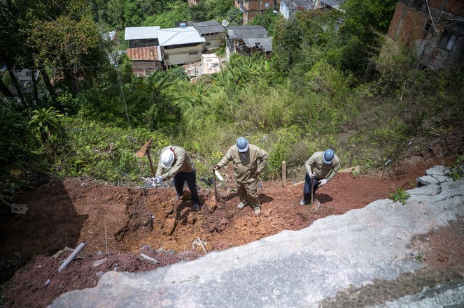Homens trabalhando em obra de mobilidade urbana 