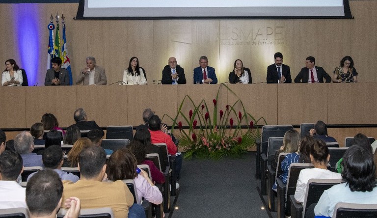 Pessoas sentadas num auditório