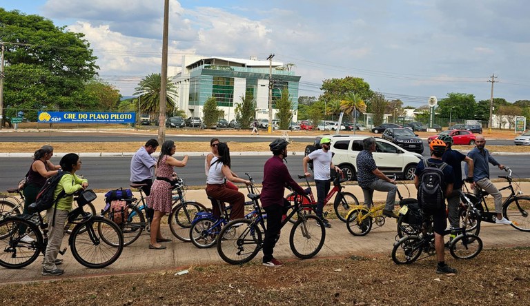 Servidores do ministério andando de bicicletas nas ruas de Brasília