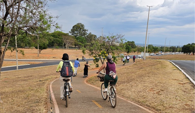 Mulheres andando de bicicleta em Brasília
