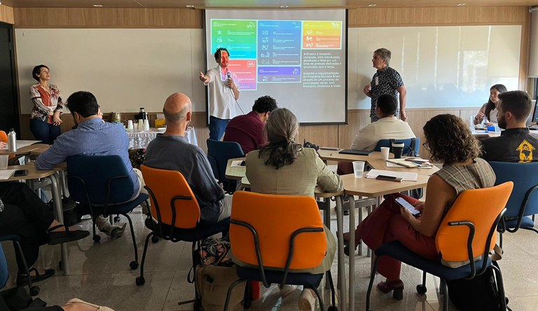 Pessoas em sala de aula falando sobre mobilidade urbana