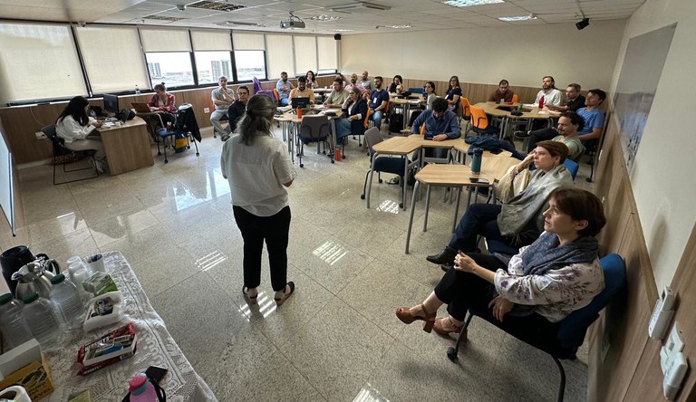 Servidores do ministério reunidos em sala de aula