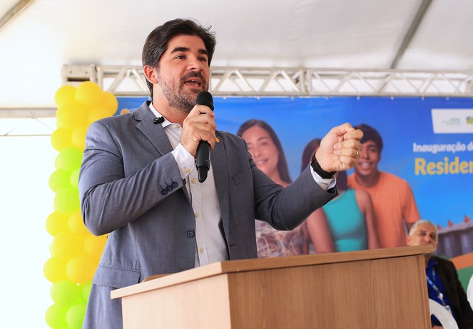 Na imagem secretário Augusto discursa em evento do Minha Casa, Minha Vida 