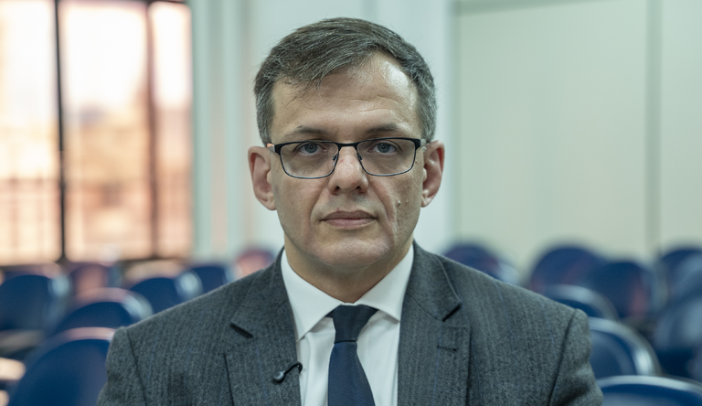 Homem sorrindo para fotógrafo