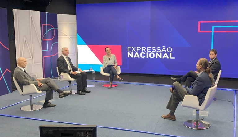 Na imagem pessoas sentadas conversando no programa Expressão Nacional.